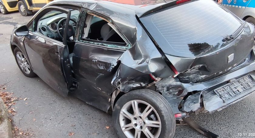 Seat w kleszczach dwóch pojazdów. Zderzenie w Alei Jana Pawła