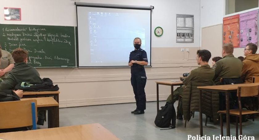 O hejcie, cyberprzemocy i innych zagrożeniach rozmawiała policjantka z uczniami