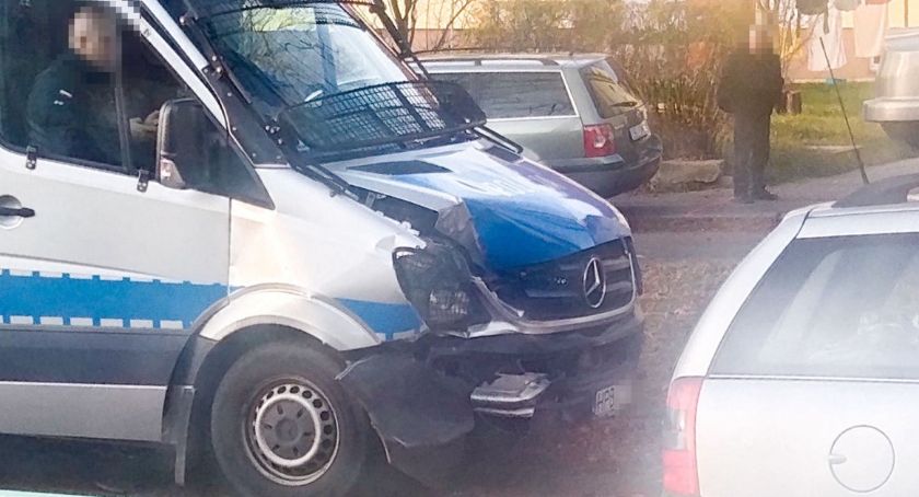 Rozbity radiowóz po policyjnym pościgu