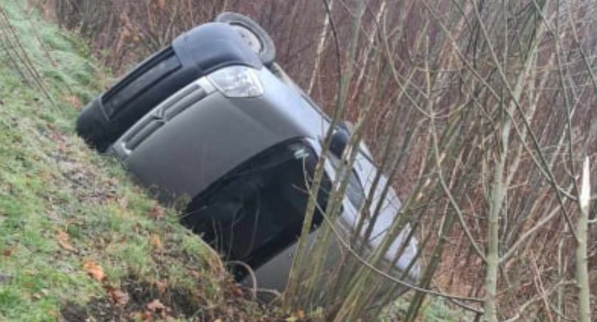 Poranny przymrozek na drogach. Citroen wypadł na pobocze.