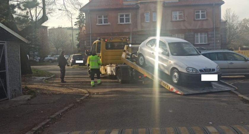 Zablokował wyjazd z posesji. Pojazd został odholowany