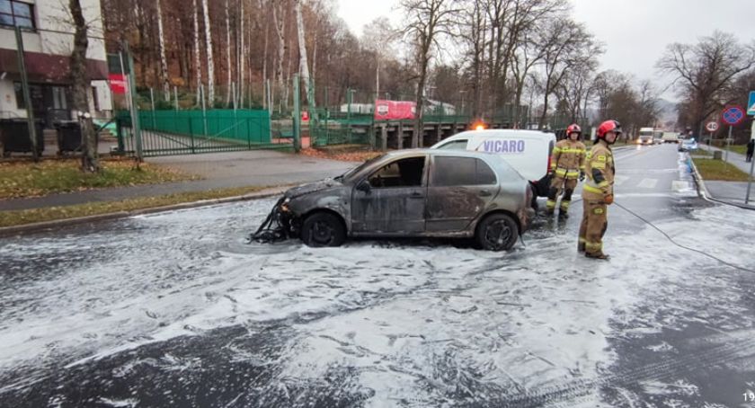 Na skrzyżowaniu Staffa i Sudeckiej spłonęła Skoda Fabia