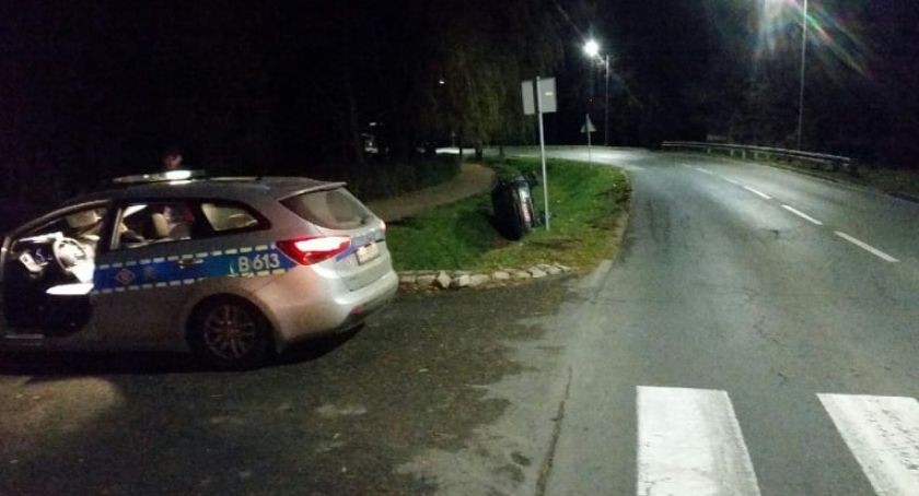 Karpacz : Opel wypadł z drogi. Jedna osoba trafiła do szpitala.