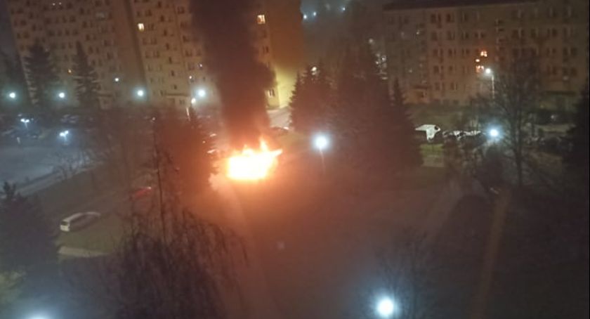 Nocny pożar na Zabobrzu. Na Noskowskiego paliła się wiata śmietnikowa.