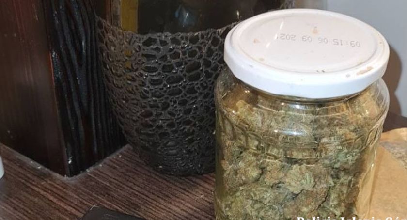 Para zatrzymana w związku z narkotykami. Policjanci zabezpieczyli marihuanę i tabletki ecstasy