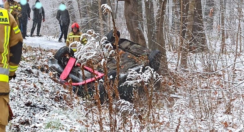 Ślisko na drogach. Na drodze z Mysłakowic do Miłkowa dachowało audi a bmw wpadło do rowu.