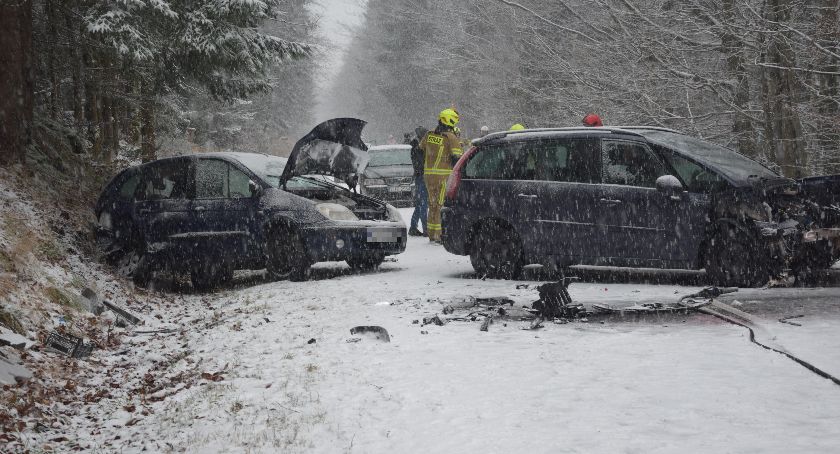 Tragiczne warunki na Drodze Sudeckiej Świeradów Zdrój - Szklarska Poręba. Wypadek z udziałem trzech samochodów.