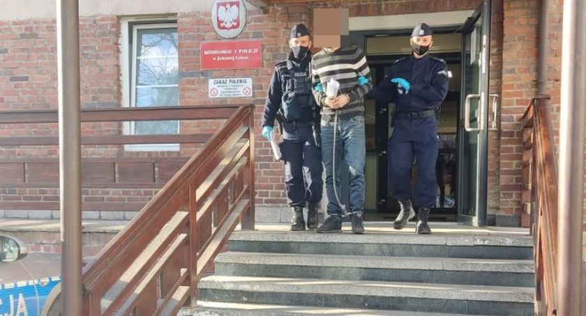 Jelenia Góra : Wtargnął do mieszkania matki, pobił ją i okradł. 