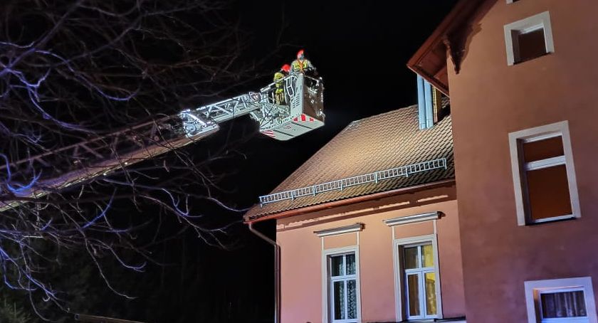 Interwencja straży pożarnej w Cieplicach. Pożar sadzy w kominie.