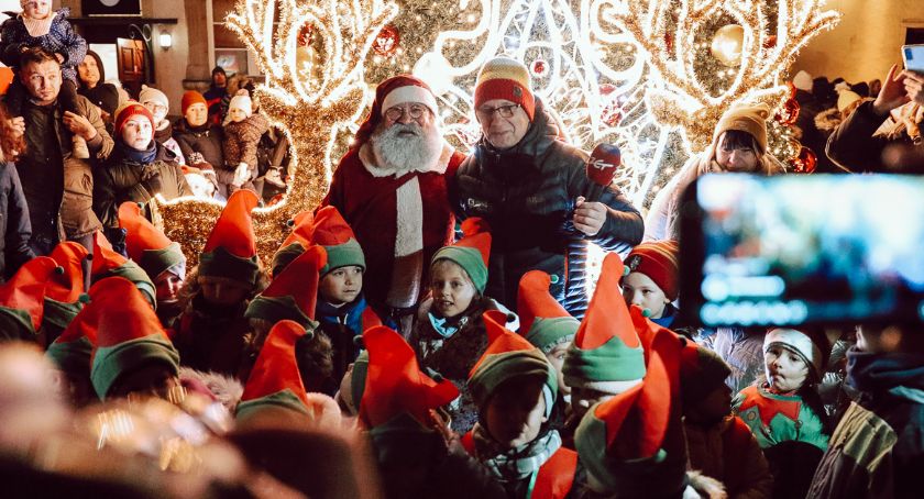 Jelenia Góra : Magicznym zaklęciem rozświetlili miejską choinkę