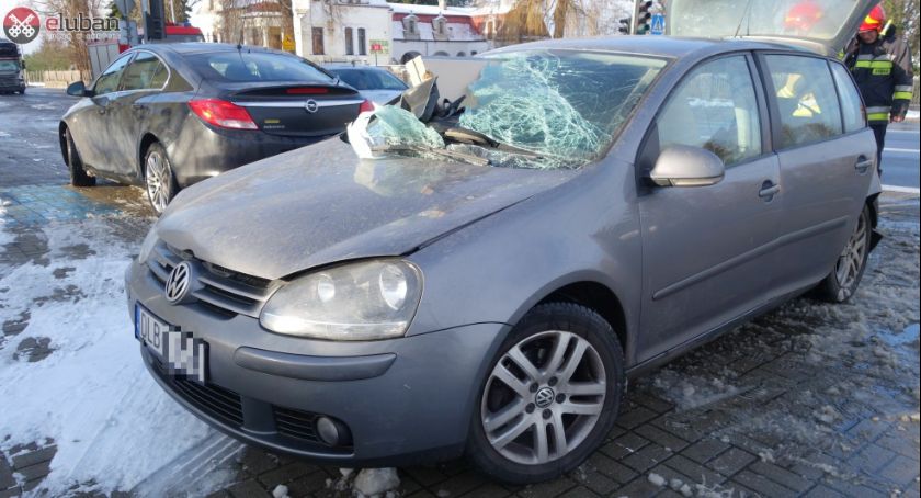 Wieziony osobówką blat kuchenny wbił się w przednią szybę