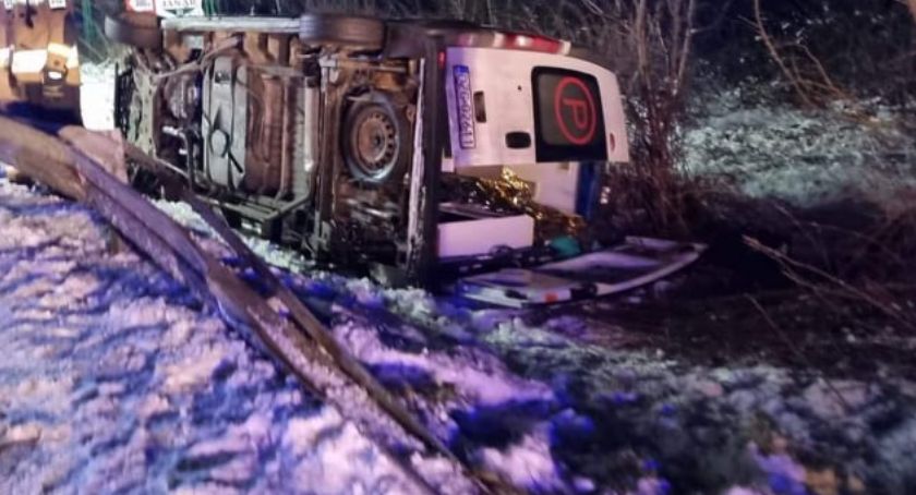 Ambulans z pacjentką wypadł z drogi i przewrócił się na bok