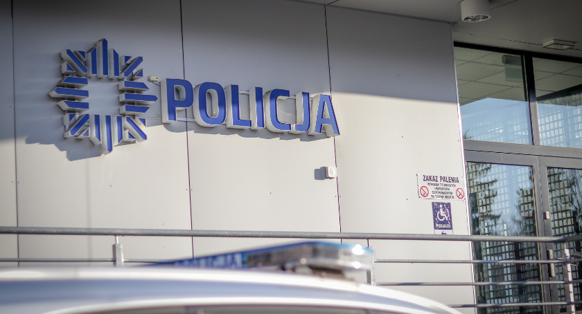 Dwóch wandali w rękach policjantów