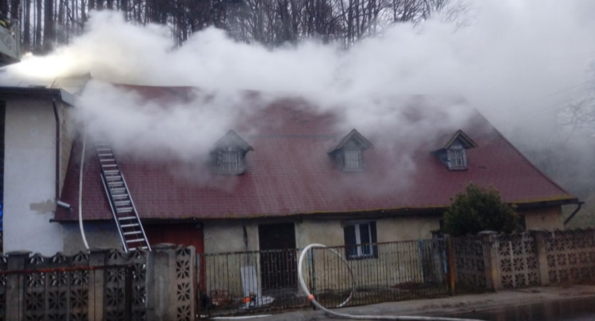 Pożar domu w Piechowicach. Interweniowało osiem jednostek straży pożarnej.