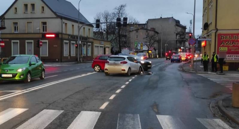 Kolizja na ul. Wolności w Jeleniej Górze. Utrudnienia w ruchu.