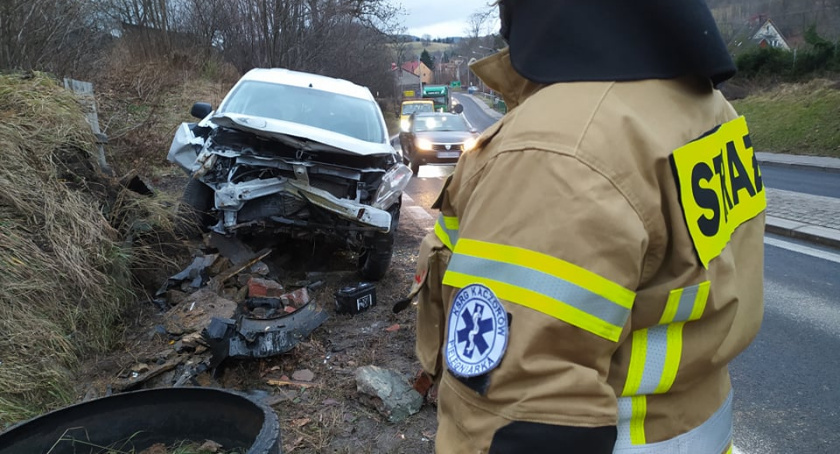 Wypadek na krajowej trójce pod Kaczorowem. Auto wypadło z drogi.