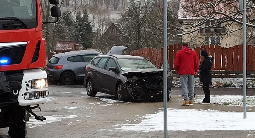 Czołowe zderzenie Forda i Volkswagena w Łomnicy