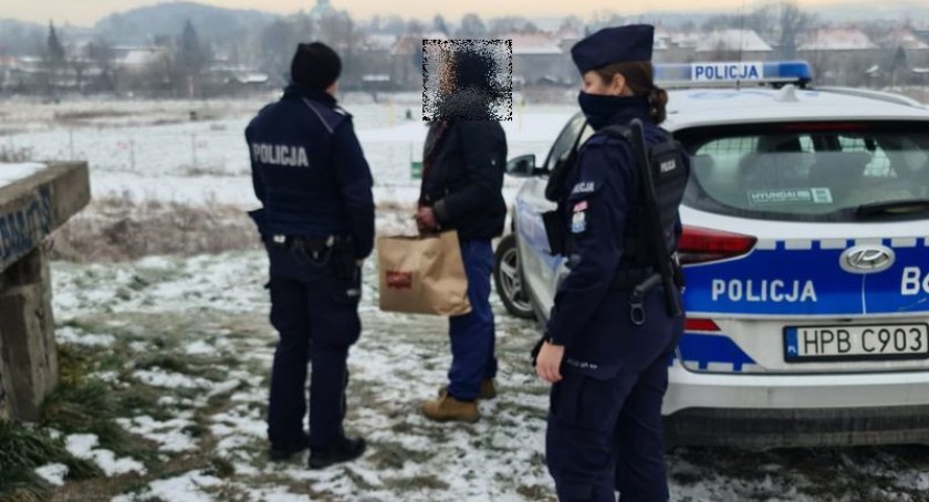 Jeleniogórscy policjanci zebrali i przekazali ciepłą odzież osobom bezdomnym