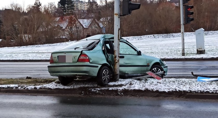 Hondą zakończył jazdę na słupie sygnalizacji świetlnej