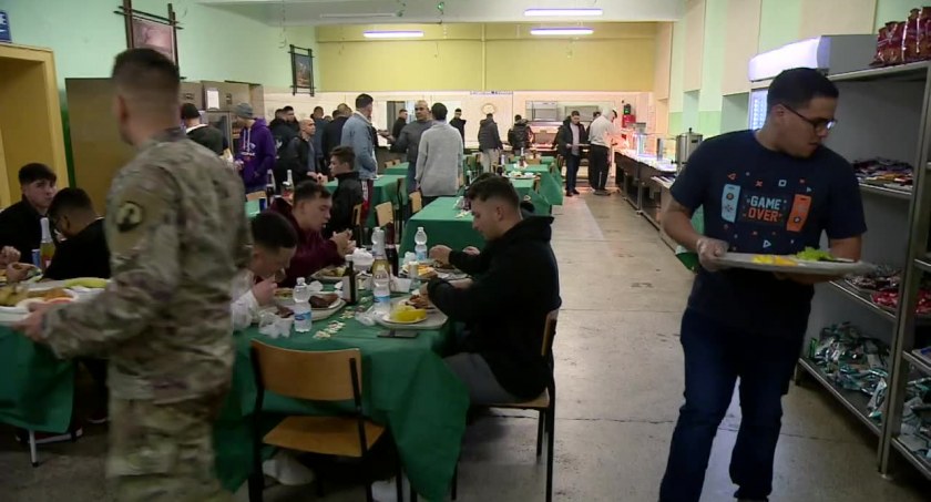 Polskie potrawy świąteczne, ale też pieczone skrzydełka i krewetki. Wigilia amerykańskich żołnierzy w Bolesławcu