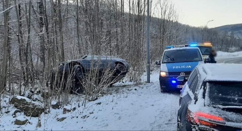 Pod Świeradowem audi wypadło z drogi