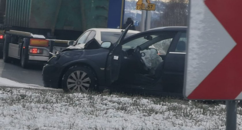 Zderzenie Opla z tirem na obwodnicy Maciejowej