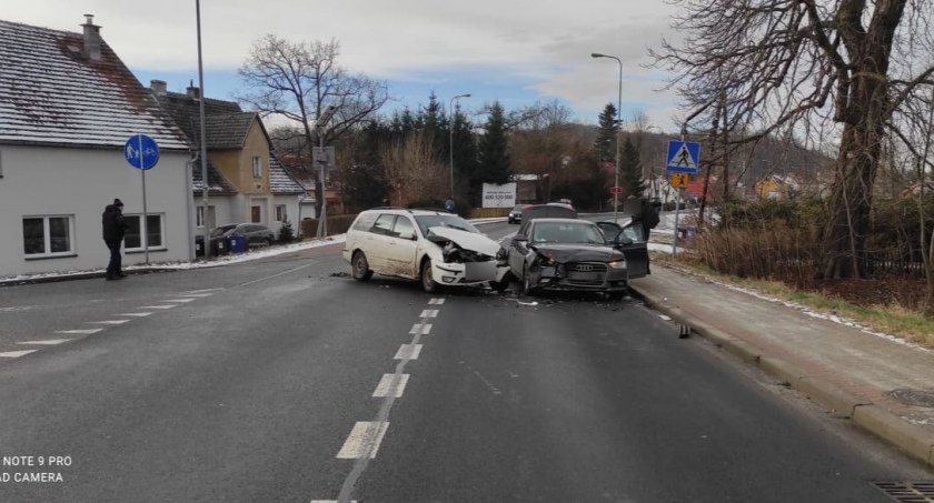 Utrudnienia w Maciejowej. Doszło do kolizji dwóch pojazdów