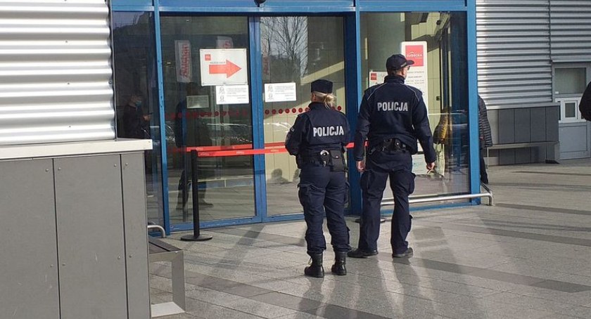 Jeleniogórscy policjanci kontrolują placówki handlowe