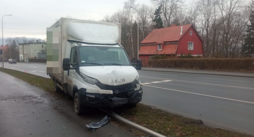 Na Wolności bus staranował latarnię uliczną