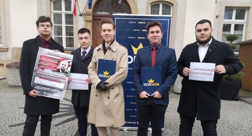 Konferencja prasowa Koła Jeleniogórskiego Młodych dla Wolności, Partii KORWiN i Jeleniogórskiego Klubu Konfederacji