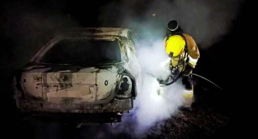 Doszczętnie spłonął samochód. Strażacy nie dopuścili do rozprzestrzenienia pożaru