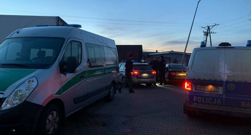Przewoził nielegalnych imigrantów. Wpadł tuż przed granicą.
