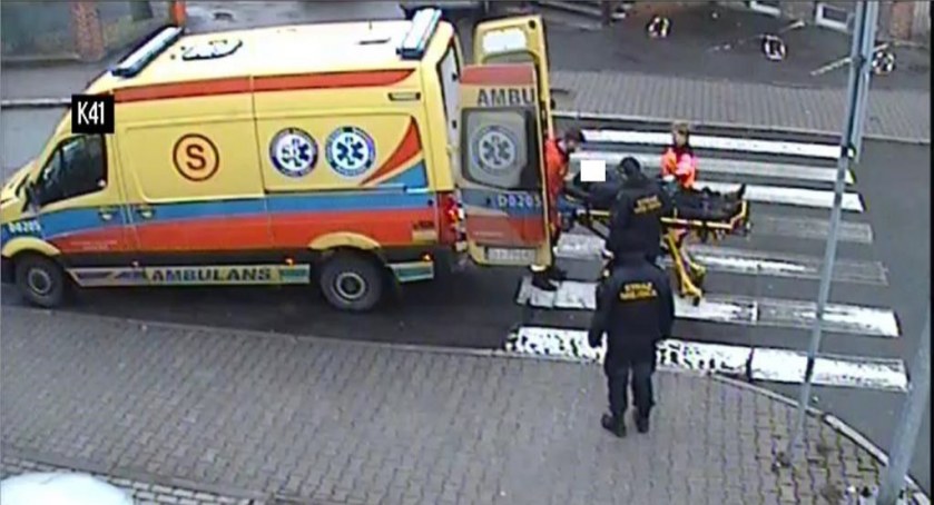 Strażnicy miejscy z pomocą leżącemu mężczyźnie 