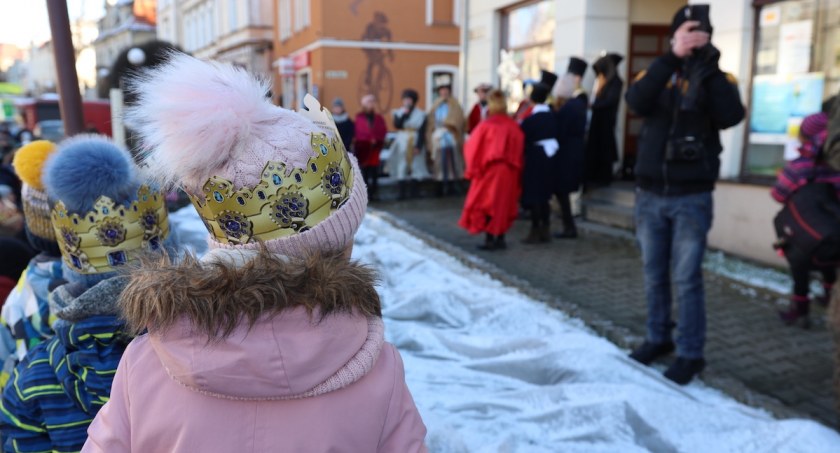 Karkonoski Orszak Trzech Króli i tłumy w Jeleniej Górze