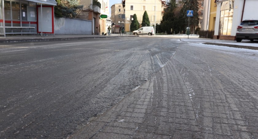 Droga czy publiczne darmowe lodowisko?