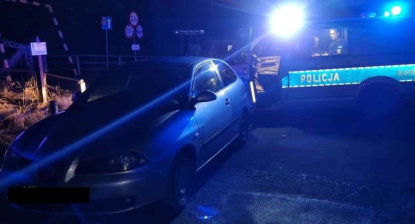 Kierowca bez uprawnień z narkotykami i prawdopodobnie pod ich wpływem wpadł podczas kontroli drogowej