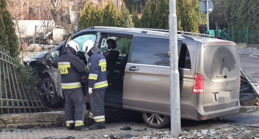 Wypadek na Mickiewicza. Bus po zderzeniu z audi staranował ogrodzenie