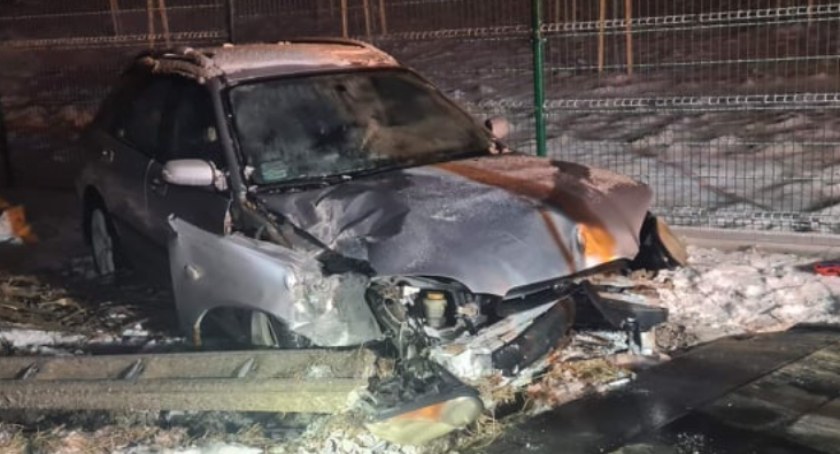 Taranując latarnię wjechał w płot i zatrzymał się na prywatnej posesji