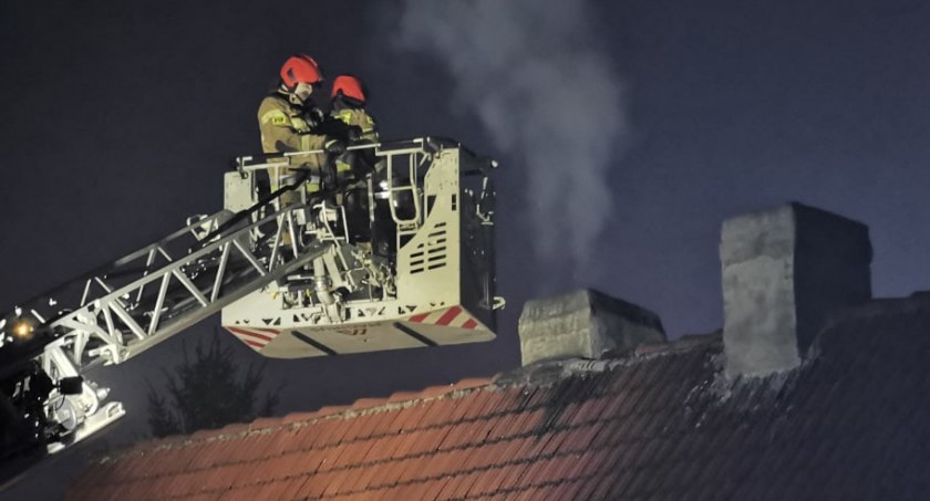 Pożar sadzy w kominie przy ulicy Orzeszkowej. Ewakuacja dwóch niepełnosprawnych mężczyzn.