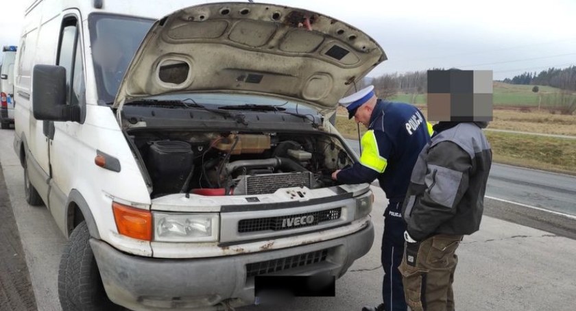 Policjanci jeleniogórskiej drogówki sprawdzali stan techniczny pojazdów oraz wyposażenie