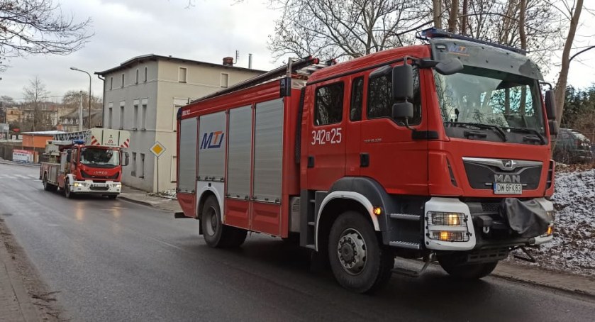 Na Spółdzielczej ulatniał się gaz. Ewakuowano mieszkańców zagrożonego budynku.