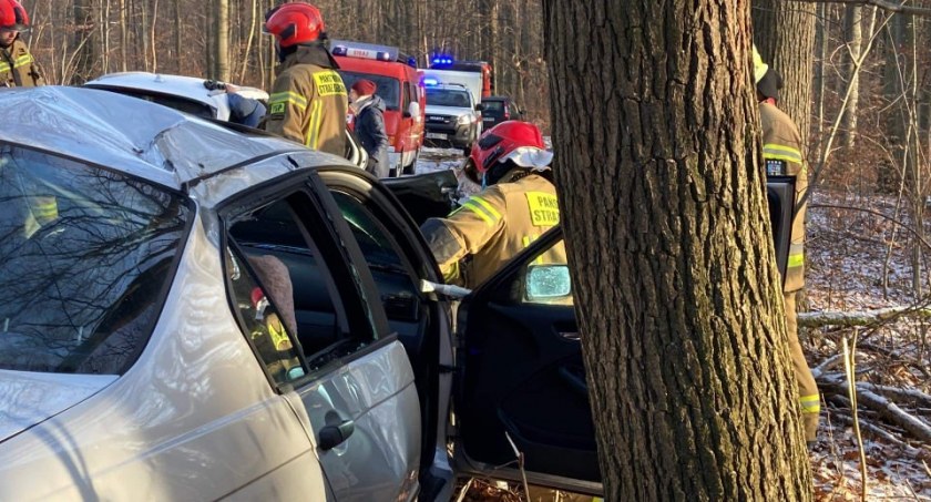 Na drodze pomiędzy Mysłowem i Lipą samochód uderzył w drzewo. Dwie osoby w szpitalu