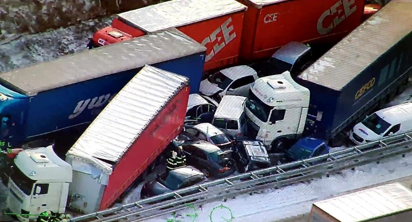 Karambol 40 pojazdów na D5