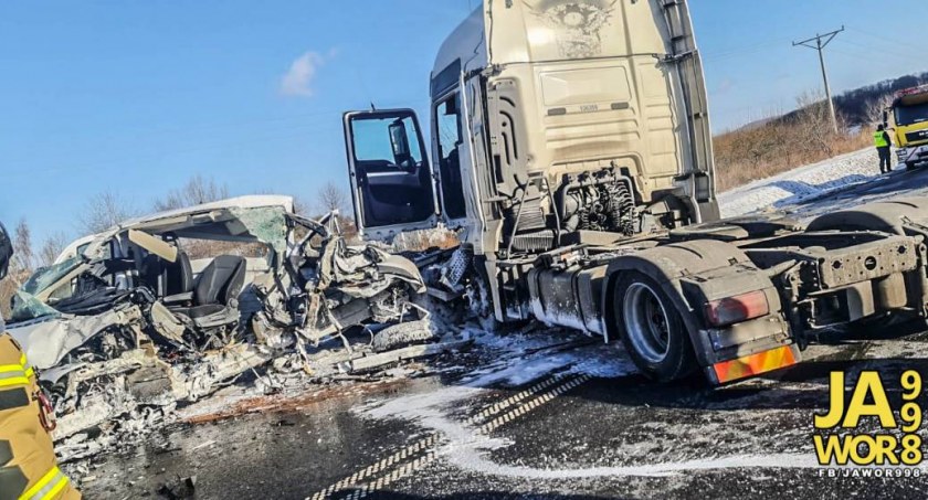 Koszmarny wypadek na obwodnicy Bolkowa. Czołówka ciężarówki z lawetą. Jedna osoba nie żyje