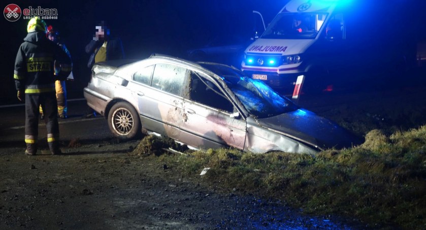 Pisarzowice : dachowanie na DK 30 - kierowca miał dużo szczęścia