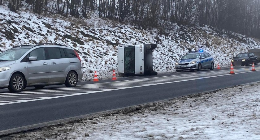 Kaczorów : Bus leży na boku, są utrudnienia w ruchu