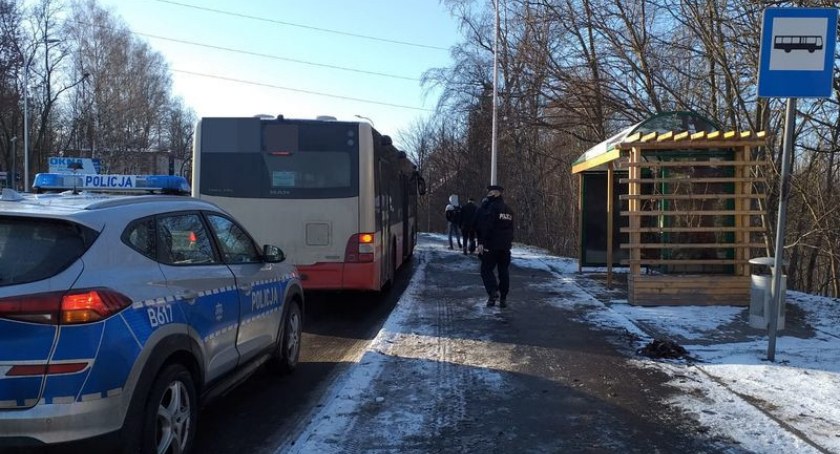 Mandat za brak maseczki w przestrzeni publicznej. Policjanci kontrolują przestrzeganie nakazów i obostrzeń związanych z pandemią