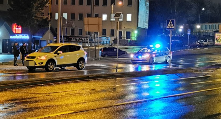 Kobieta potrącona przez samochód na przejściu dla pieszych