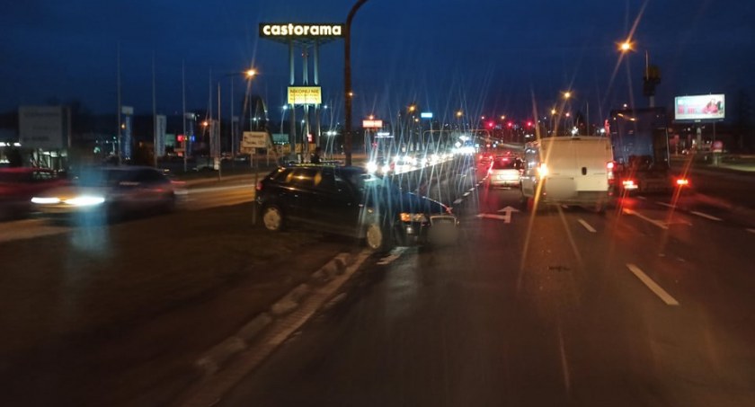 Utrudnienia w ruchu na alei Jana Pawła II spowodowane zdarzeniem drogowym
