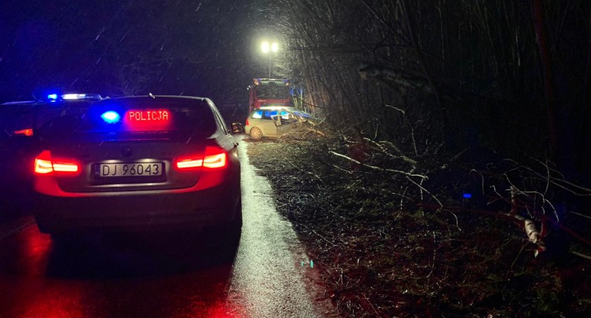 Wypadek przy stawach w Podgórzynie. Droga zablokowana, a sprawca pijany